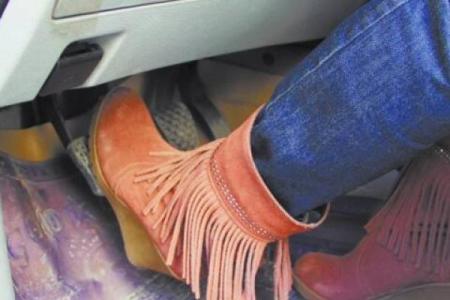 男人梦见开车刹不住车